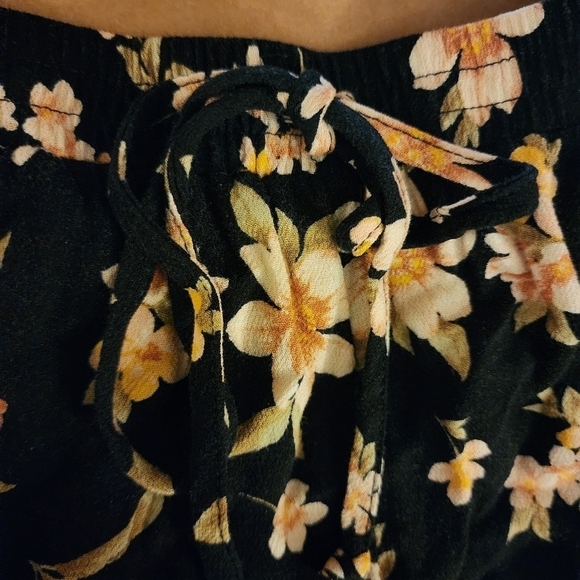 American Eagle Ruffled Floral Shorts Women's Medium M Black Flowy Summer EUC - Picture 4 of 9